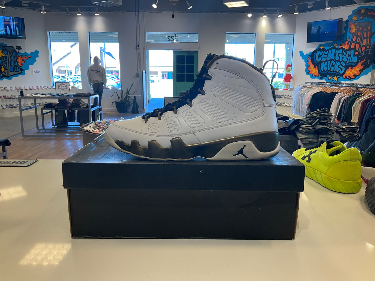 Jordan 9 Retro Statue *USED*