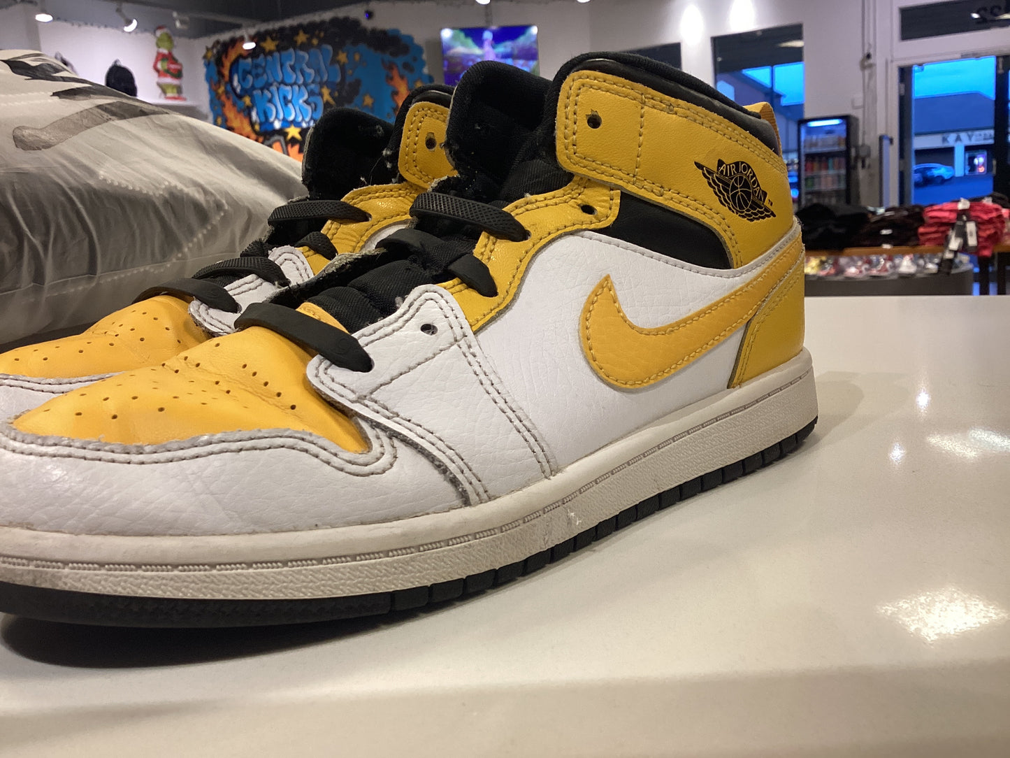 Jordan 1 mid university gold